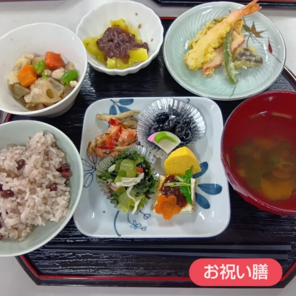 オープンキッチンでの手作り料理