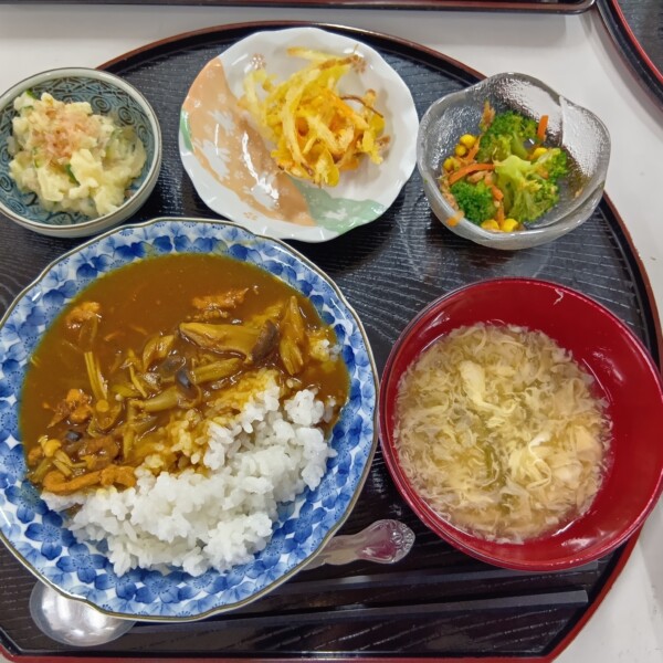 オープンキッチンでの手作り料理